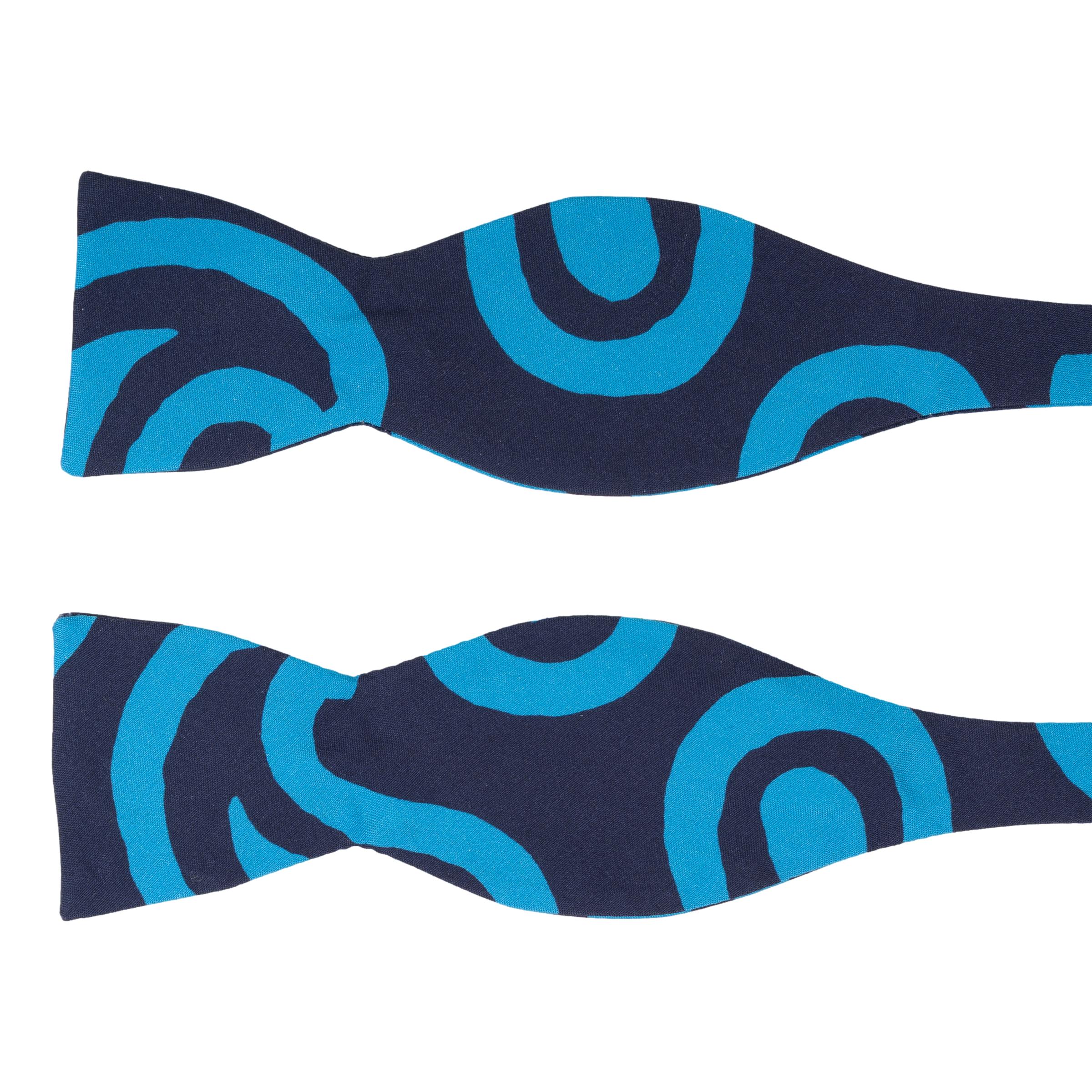 Large Paisley Pattern Print Silk Bow Tie - Image 3